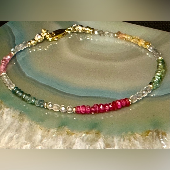 Labradorite and multi sapphire bracelet set in Goldfill accents and clasp - Picture 5 of 6